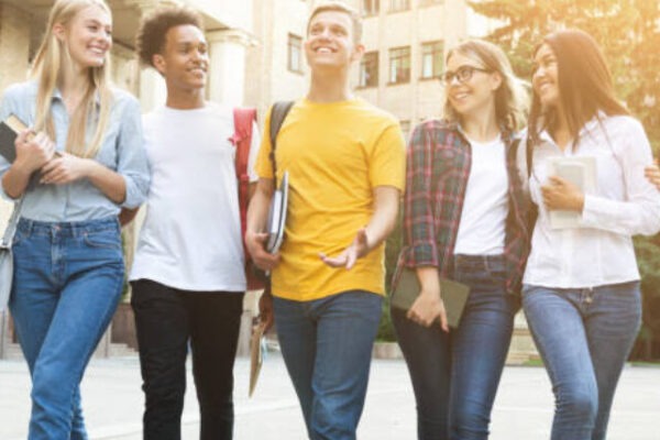 Students walking outside the college building, bachelor's campus life rhythm